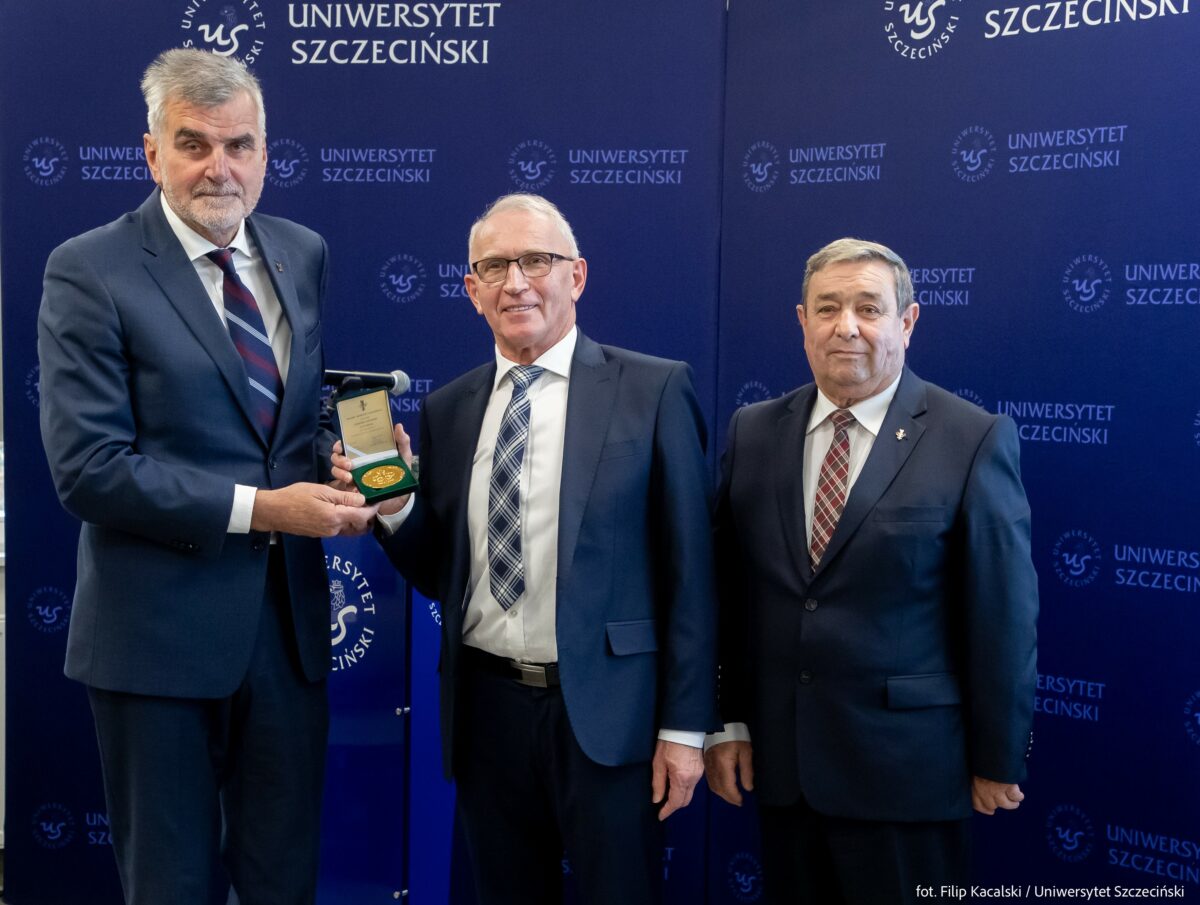Wręczenie prof. Jerzemy Eiderowi Złotego Medalu za zasługi dla Polskiego Ruchu Olimpijskiego